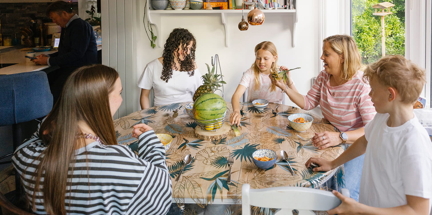 Gastfamilie beim gemeinsamen Abendessen