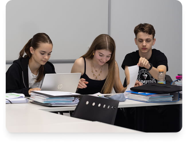 Lernende im Unterricht beim Schuljahr in Bern