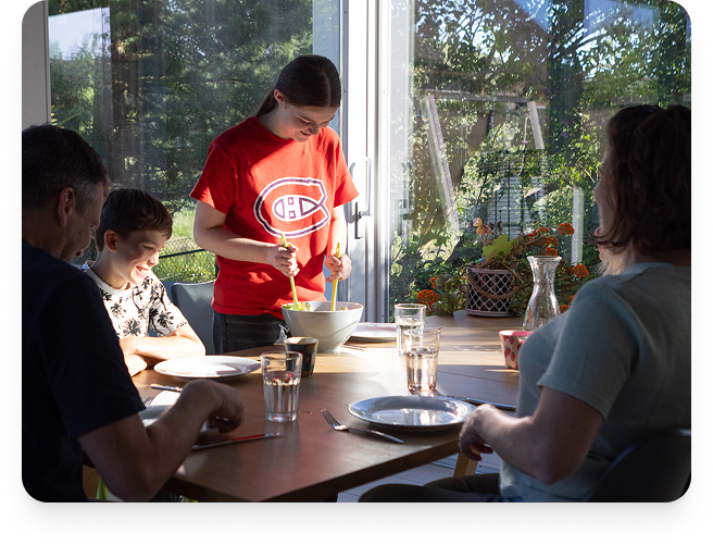 Jugendliche hilft in einer Gastfamilie beim Kochen